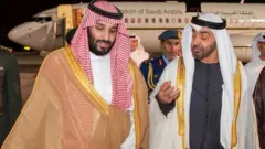 Suudi Arabistan Veliaht Prensi Mohammed bin Selman (solda) ve Abu Dhabi Veliaht Prensi Muhammed bin Zayed el Nahyan (sağda)