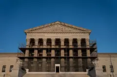 Fachada da Suprema Corte americana, em Washington, em dia de céu aberto
