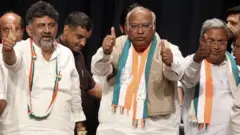 मल्लिकार्जुन खड़गे के साथ शिवकुमार और सिद्धारमैया