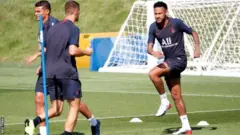 Neymar ntarongera gukinira PSG guhera mu kwezi kwa gatanu uyu mwaka ubwo yavunikaga ku kagombambari ari mu ikipe y'igihugu ya Brazil kuri iyi mpeshyi