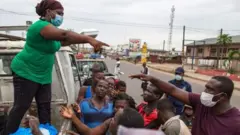 A Accra, Ghana, le gouvernement a distribué de la nourriture aux pauvres