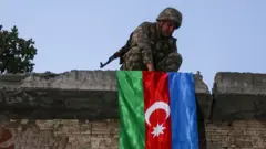 Азербайджанский солдат вывешивает флаг в Джебраиле