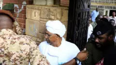 Omar al-Bashir avuye mu biro vy'umushikirizamanza ku mugwa mukuru Khartoum mu kwa gatandatu