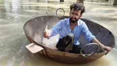 පකිස්තානයේ ගංවතුර: ආහාර පිසීමේ බඳුනකින් මසුන් අල්ලන පකිස්තාන වැසියන්