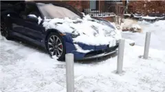 Aworan ọkọ kan ninu yinyin