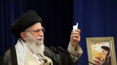 انتقاد شدید رهبر ایران از امارات به خاطر برقراری رابطه با اسرائیل