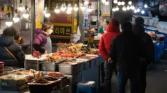 집합금지 업종은 300만원, 집합제한 업종은 200만원, 이 외 일반 업종은 100만원의 지원금을 받는다