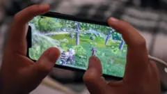 شاب يلعب على الهاتف