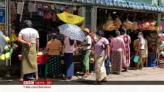 တိုက်ပွဲခေါ်သံနောက်မှာ စားသောက်ကုန်တွေ စုဆောင်းလာကြ