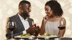 የቃልኪዳን ቀለበት የያዘ ወንድ እና ፍቅረኛው