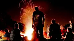 Люди біля вогню