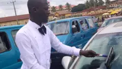 Ọmọ to n fọ mọto