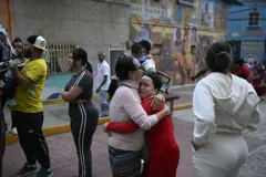 Personas tras el terremoto en Caracas