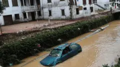 Carros em alagamento na cidade de Petrópolis