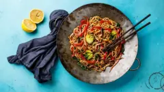 Udon ro núdùlù pọ̀ pẹ̀lú olú àti àwọn ẹ̀fọ́ lórísireísí