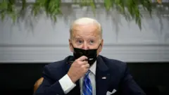 الرئيس جو بايدن يتحدث خلال اجتماع مع فريق الاستجابة للبيت الأبيض لفيروس كورونا في غرفة روزفلت في البيت الأبيض في 16 ديسمبر 2021 في واشنطن العاصمة. أدلى بايدن ببيان موجز للصحافة بشأن متحور أوميكرون لفيروس كورونا