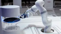 রোবট এসে দখল করে করে নিচ্ছে শ্রমিকদের জায়গা