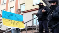 Участник протеста у здания ВГТРК