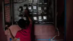 စစ်အာဏာသိမ်းမှု - လျှပ်စစ်မီးမမှန်ချိန် ဘာကြောင့်မီတာခဈေးတက်လာတာလဲ