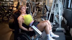 Roya Karimi sentada em um aparelho de exercícios.