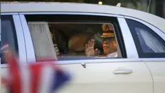 พระบาทสมเด็จพระเจ้าอยู่หัวรัชกาลที่ 10 ประทับรถยนต์พระที่นั่ง