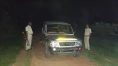 स्टेन स्वामी के दफ्तर के बाहर पुलिसकर्मी