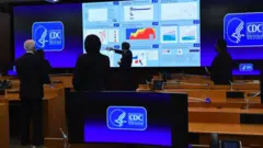 Écrans et graphiques au siège des laboratoires