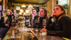 Bares, restaurantes, teatros e museus ficaram fechados durante a última onda de covid na Holanda