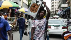 Ahanini ubuzima busanzwe muri Tanzania busa nk'ubwakomeje nkaho nta cyabaye