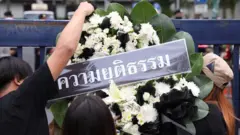 กลุ่มนักกิจกรรมแขวนพวงหรีดไว้อาลัย "ความยุติธรรม" ที่หน้าศาลอาญา