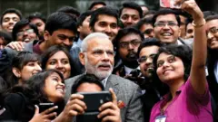 ఫ్రాన్స్‌లో 2015లో యువతీ యువకులతో సెల్ఫీ తీసుకుంటున్న మోదీ