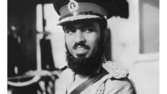Sultan Qaboos bin Saciid Al Saciid ayaa xukunka afgembi kagala wareegay aabihii 1970