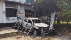 বিক্ষোভকারীরা সরকারি গাড়িতে অগ্নিসংযোগ করে