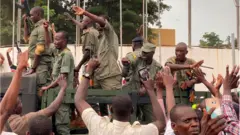 Scène de joie au passage des militaires