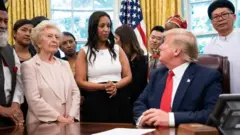 Helen Birhaanee yeroo waayit Hawusitti Pirezedant Tiraamp waliin haasa'aa jirtu