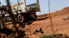 تحدثت بي بي سي إلى رجل رأى جثثًا تُلقى في مقبرة جماعية في منطقة دارفور في السودان. وتتطابق هذه الشهادة مع تقرير للأمم المتحدة يتهم قوات الدعم السريع باستهداف القبائل الأفريقية