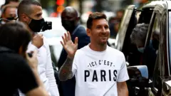 Lionel Messi devant son hôtel à Paris