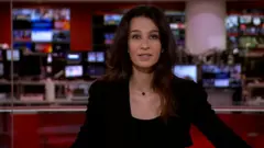 Apresentadora da BBC no estúdio