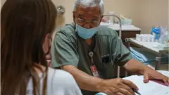 Врач в клинике по проведению абортов в соседнем штате Нью-Мексико принимает женщину из Оклахомы