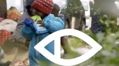 Umwana ariko arafungura mw'ibarabara rya Nairobi n'ikimenyetso ca BBC Africa Eye imbere y'iwe