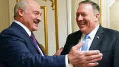 Майк Помпео (на фото справа) и Александр Лукашенко 1 февраля 2020 года