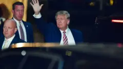 Trump kapıdan çıkıyor
