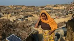 রোহিঙ্গা শিবিরগুলোর চারদিকে কাঁটাতারের বেড়া নির্মাণ করার প্রস্তাব রয়েছে