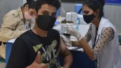 ગુજરાત સરકારે સોમવારથી 18થી 44 વર્ષની વયજૂથના નાગરિકોને રસીકરણ કેન્દ્રો ઉપર વૉક-ઇન રસી મળશે, તેવી જાહેરાત કરી છે