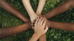 እጃቸውን ያጋጠሙ ልጆች እጅ