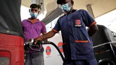 ''QR හොඳයි. තෙල් නෑ..පෝලිම වැඩියි.''