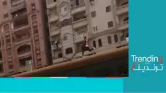 أطفال يقلدون لعبة "صبواي سيرف" من فوق القطار في مصر