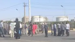 تجمع پتروشیمی رازی در ماهشهر خوزستان: بیش از ۶۰۰ کارگر شرکت به دلیل نابرابری دستمزدها و ممانعت از ورود نماینده کارگران مقابل در ورودی تجمع کردند