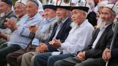 Саясий партиялар жолугушууларда санитардык чараларды, анын ичинде социалдык аралыкты сактоо, беткап менен жүрүү сыяктуу эрежелерди сактабай жатышат