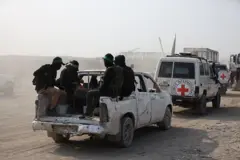 عمليات بحث لاستعادة جثث رهائن إسرائيليين كجزء من اتفاق وقف إطلاق النار وتبادل الأسرى بين حماس وإسرائيل، ينفذها أعضاء من كتائب القسام، الجناح العسكري لحماس، ومسؤولون من اللجنة الدولية للصليب الأحمر في حي الزيتون بقطاع غزة في 13 نوفمبر/تشرين الثاني 2025.